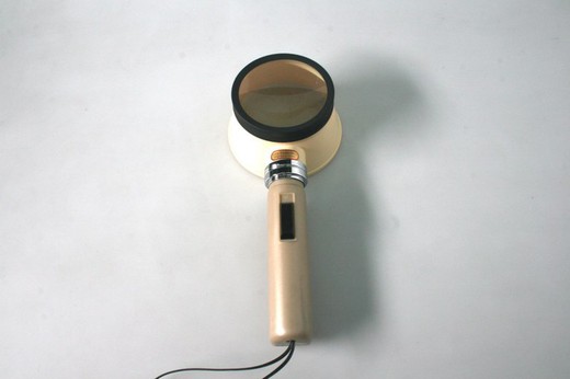 Vixen 2.5X Illuminated Hand Magnifier